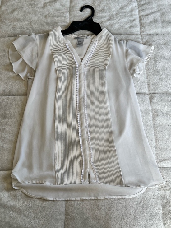 H&M Tops - H&M Cream Pintuck Flutter Sleeve Blouse
